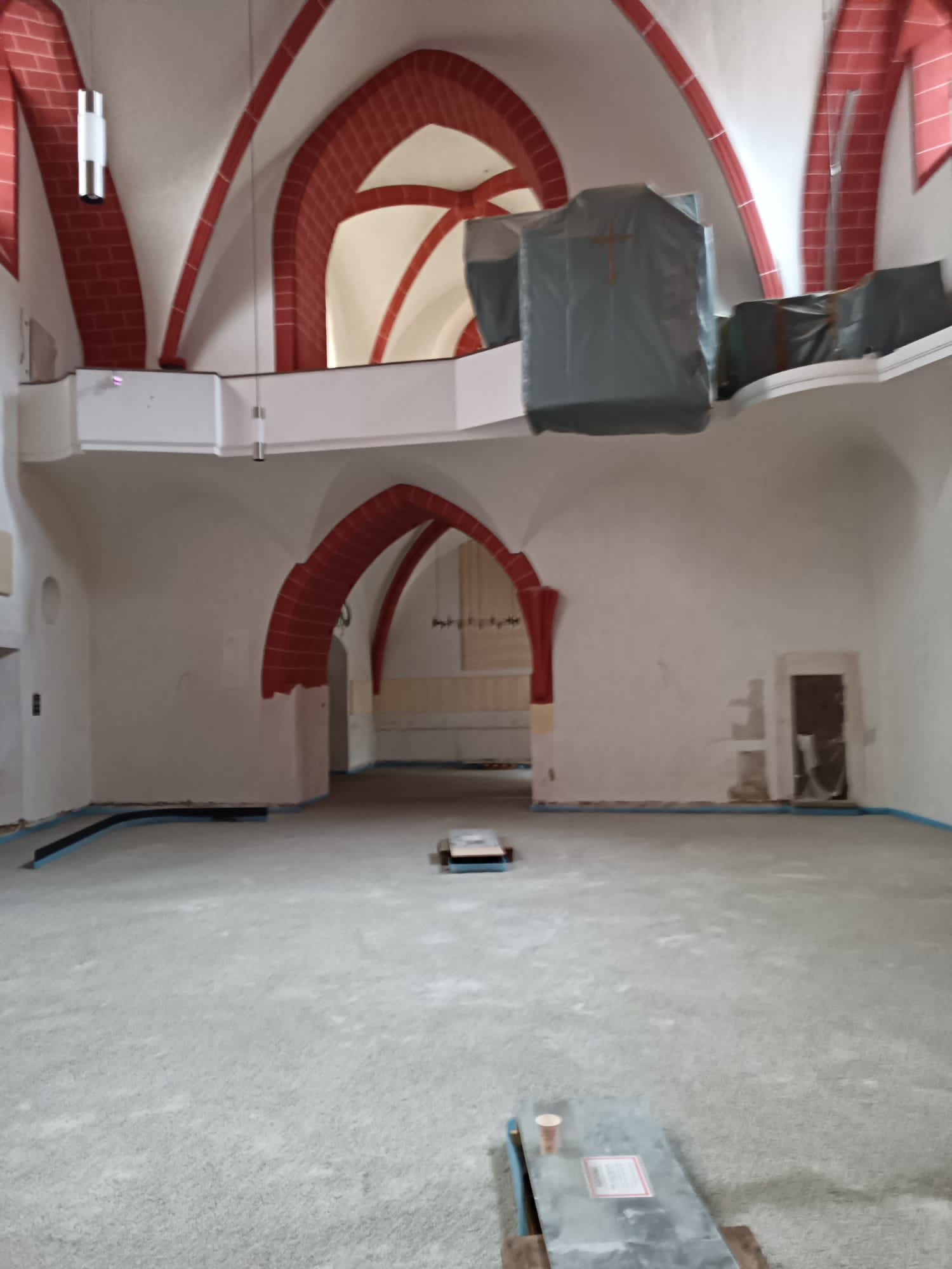 Kirche St. Gangolf in Trier - Fußboden bereit für Verlegung der Bodenfliesen.