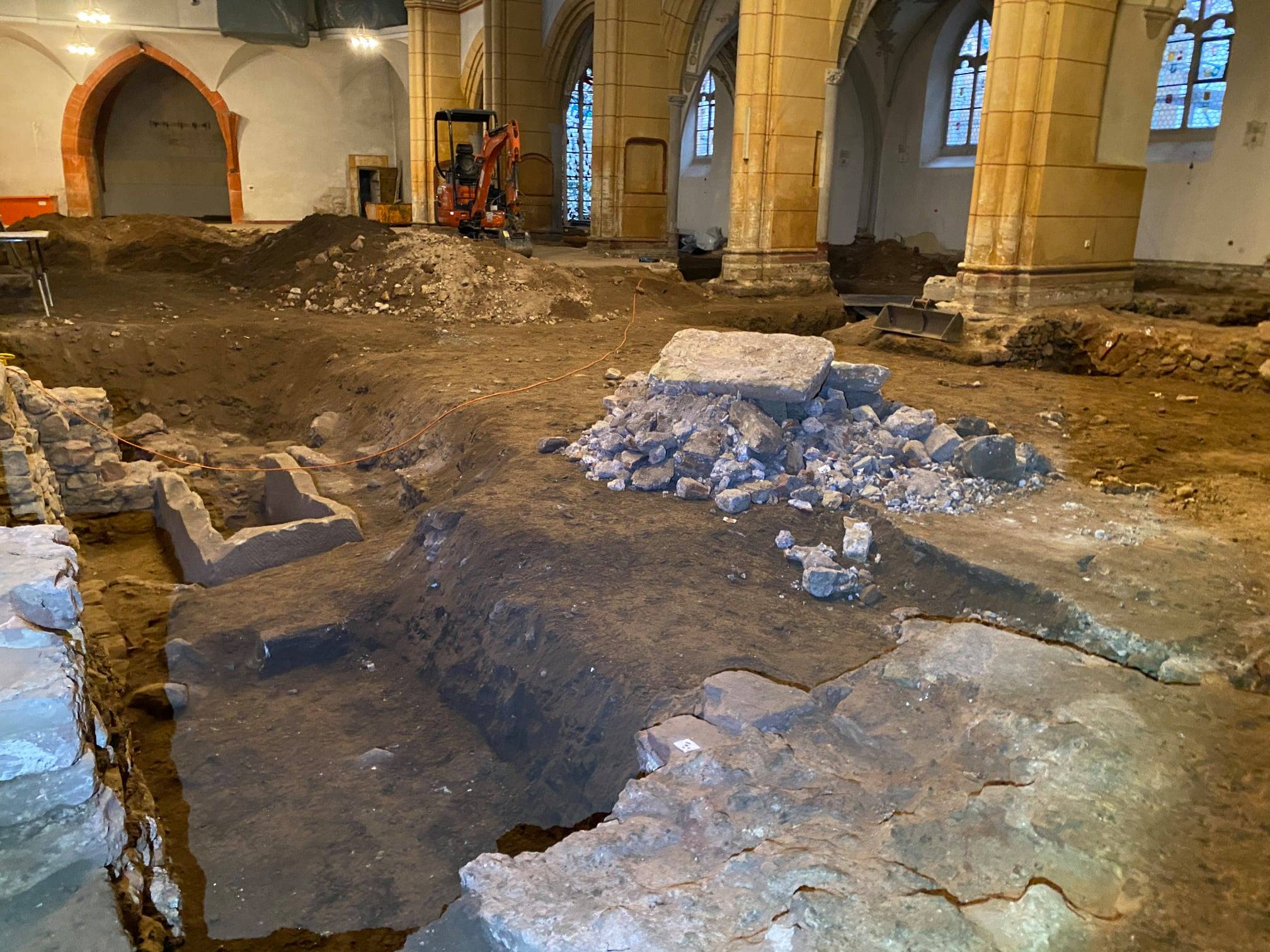 Zerstörter Fußbodenbelag in der Kirche St. Gangolf in Trier.